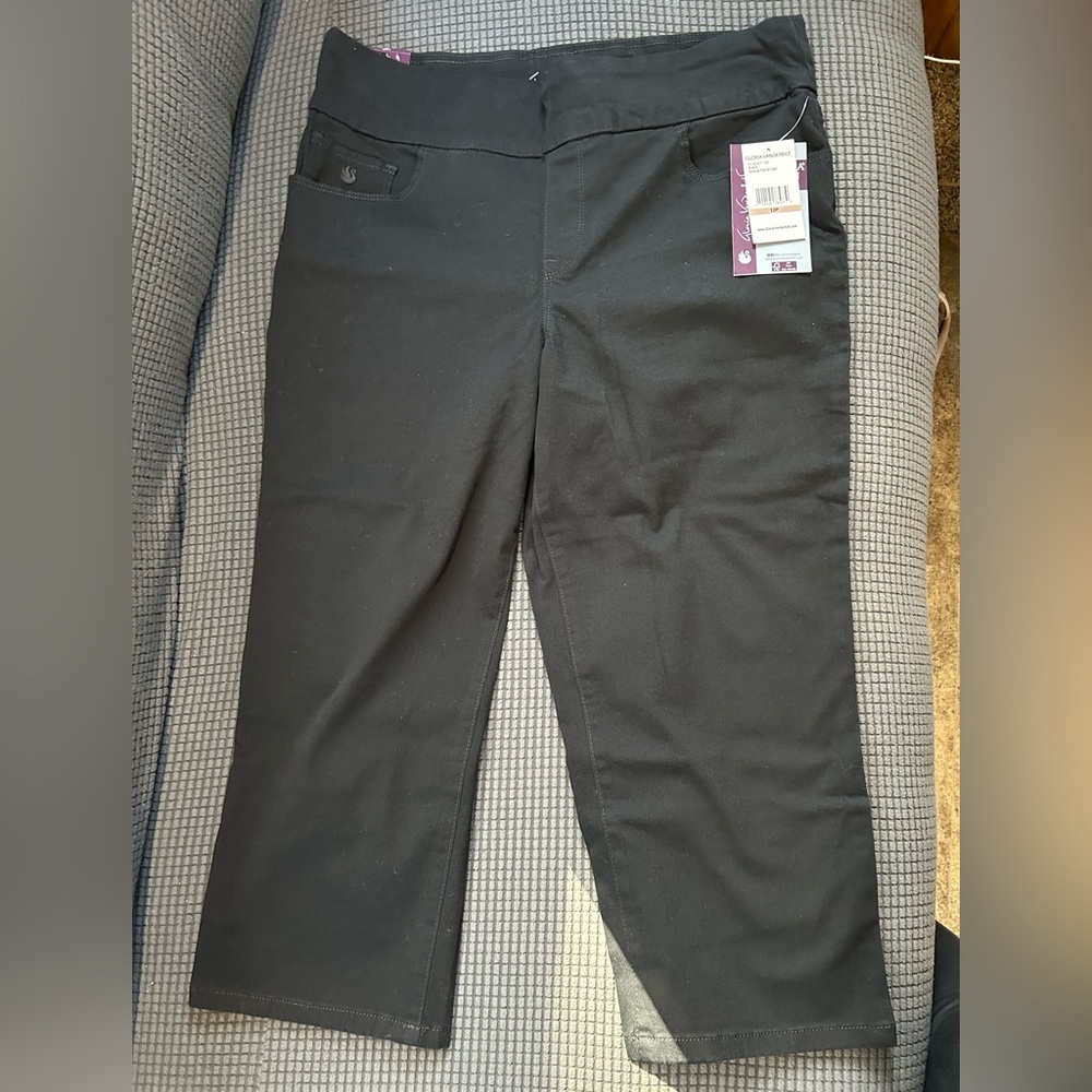 Gloria Vanderbilt Black Capris